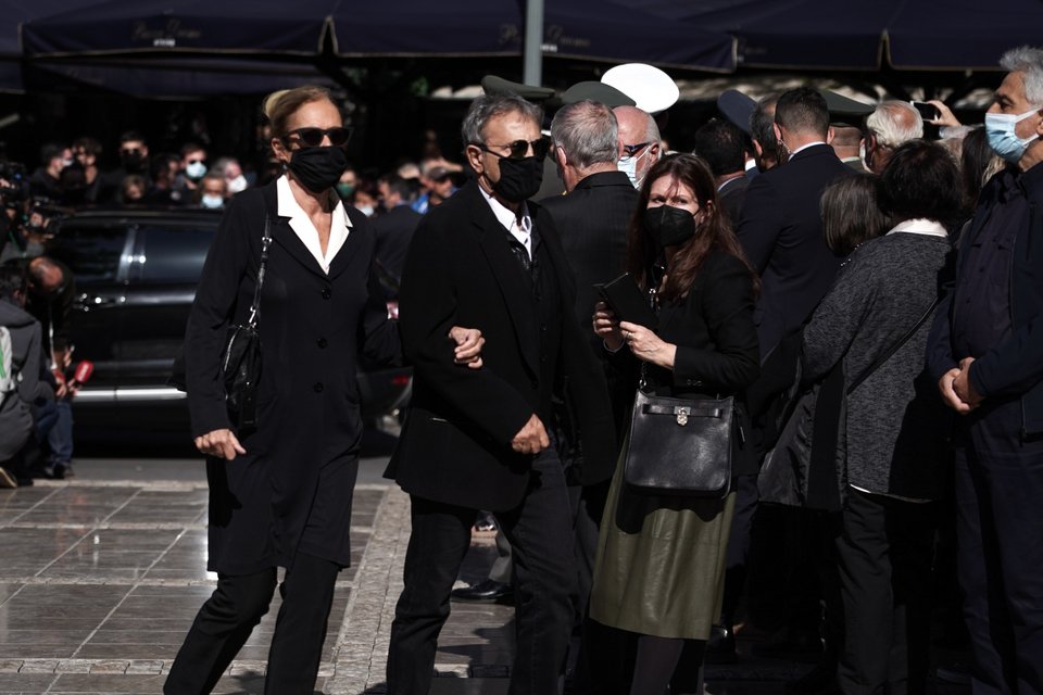 Γιώργος και Αννα Νταλάρα προσέρχονται στη Μητρόπολη