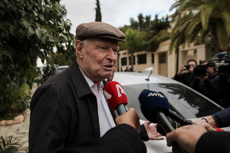 γείτονας έξω από το σπίτι της Φώφης Γεννηματά στη Βούλα