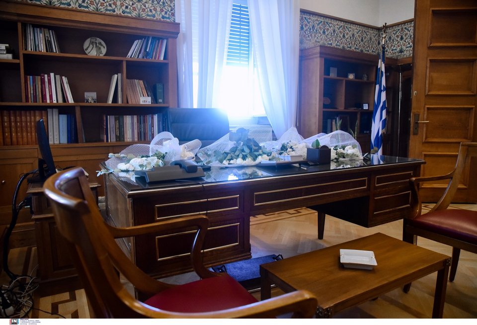 Λουλούδια στο γραφείο της Φώφης Γεννηματά στη Βουλή -Φωτογραφία: Intimenews/ΖΑΧΟΣ ΓΙΩΡΓΟΣ