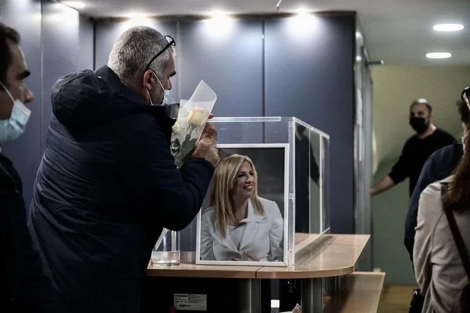 Κόσμος στα γραφεία του ΚΙΝΑΛ / Φωτογραφία: EUROKINISSI/ΤΑΤΙΑΝΑ ΜΠΟΛΑΡΗ