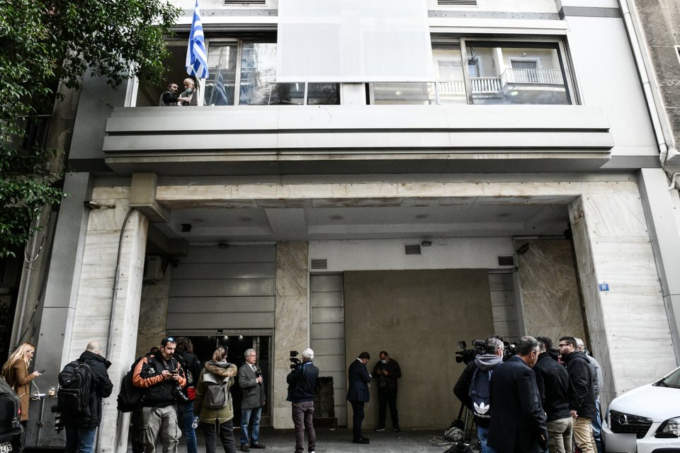 γραφεία του ΚΙΝΑΛ κόσμος από έξω