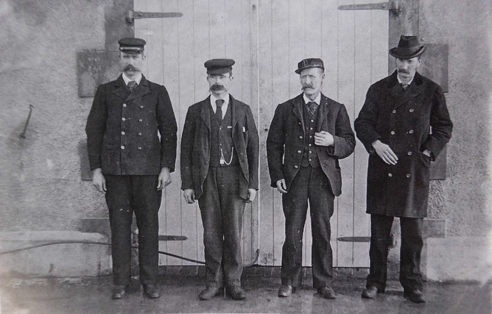 Οι τρεις φαροφύλακες Τζέιμς Ντούκατ, Τόμας Μάρσαλ και Ντόναλντ ΜακΑρθουρ, οι οποίοι εξαφανίστηκαν μυστηριωδώς από το νησί Έιλιαν Μορ το Δεκέμβριο του 1900. 