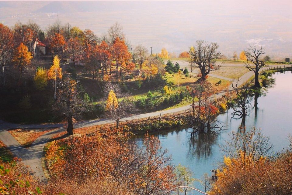 Η επιχείρηση των συγχωριανών, με την επωνυμία «Εβόρα», δημιουργήθηκε το 1997 από την τότε κοινότητα, στην οποία ήταν πρόεδρος ο πατέρας της κ. Παρθενοπούλου 