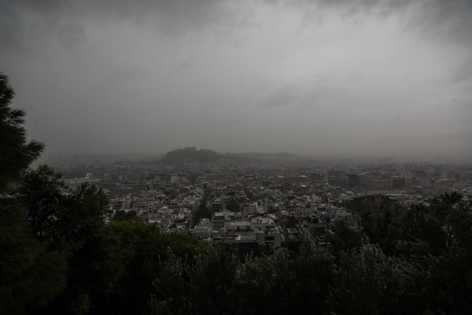 Πυκνά σύννεφα στον Αττικό ουρανό