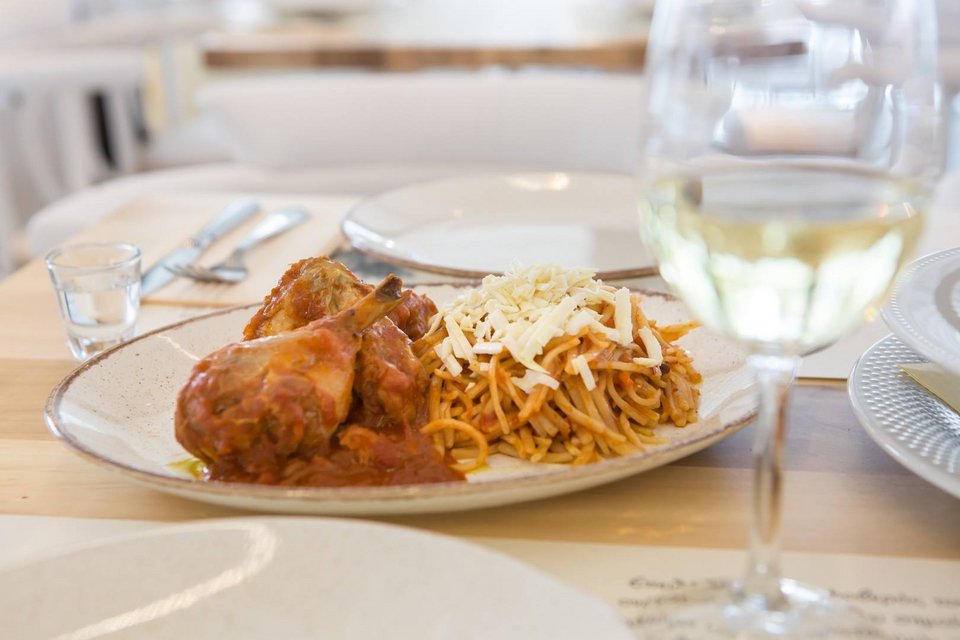 Κόκκορας κοκκινιστός με μακαρόνια