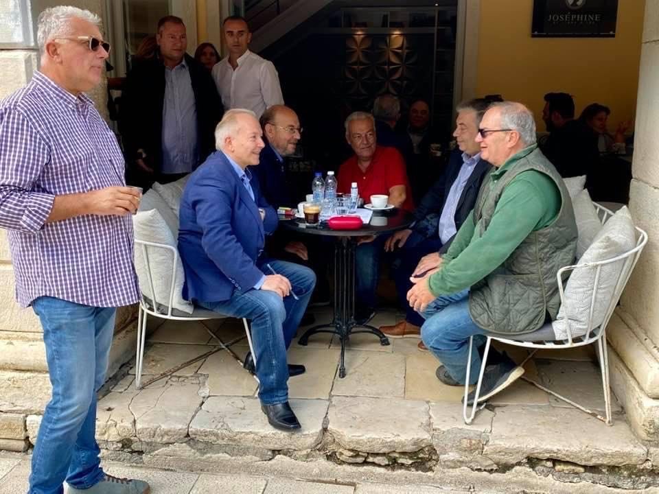 Ο πρώην πρωθυπουργός, συνοδευόμενος από τον τοπικό βουλευτή της ΝΔ Στέφανο Γκίκα ήπιε καφέ στο κέντρο της πόλης