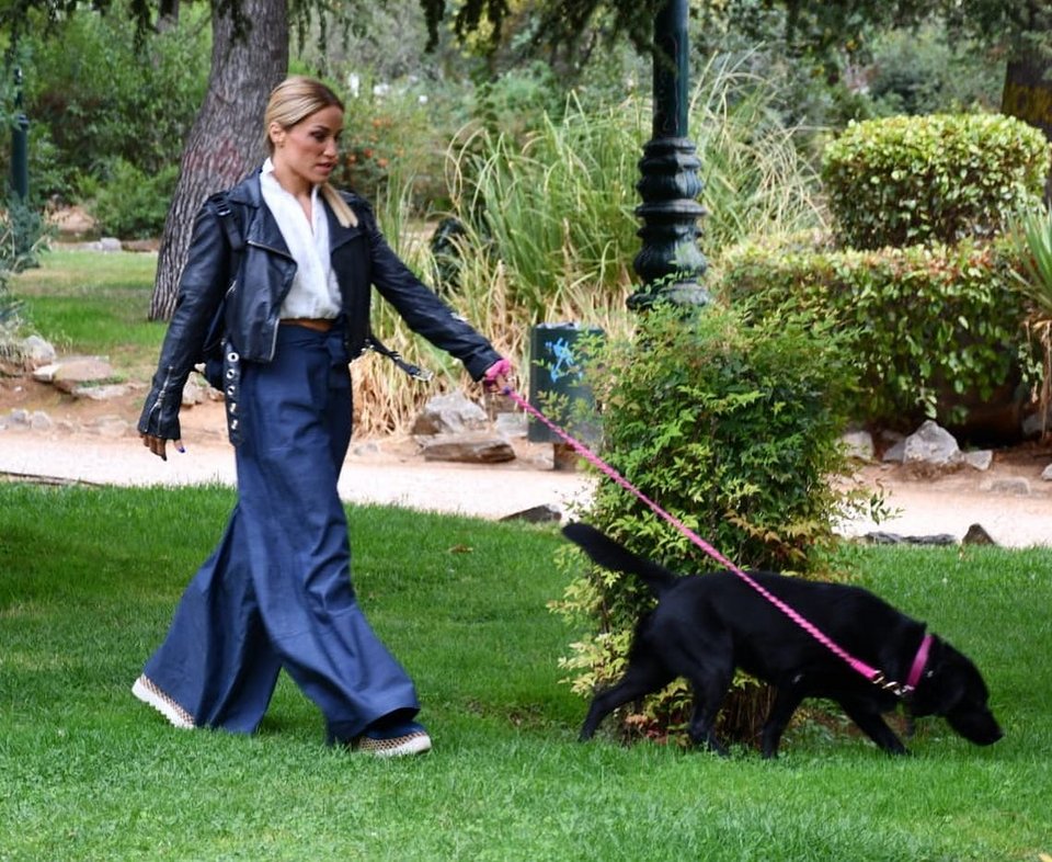 Η Καρολίνα Πελενδρίτου σε μια από τις βόλτες της με τη Λίμπερτι 