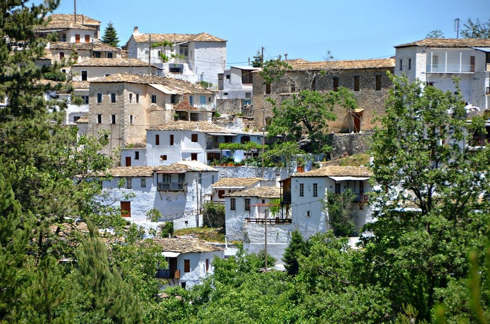Τα σπίτια έχουν κρατήσει την τσακώνικη αρχιτεκτονική τους.