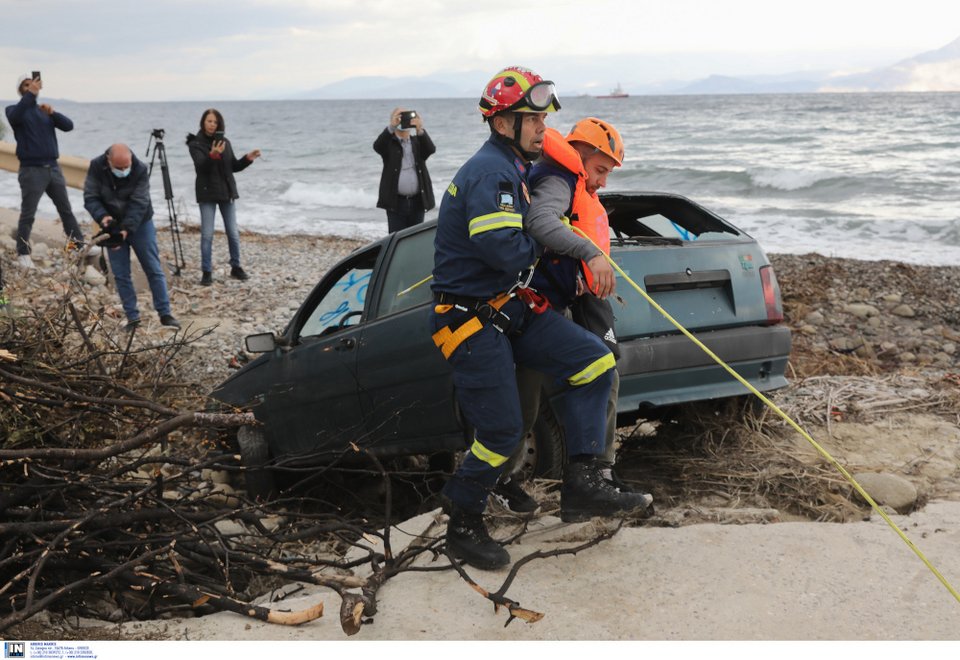 Αναπαράσταση απεγκλωβισμού τραυματισμένου οδηγού σε ΙΧ / Φωτογραφία: INTIMENEWS / ΛΙΑΚΟΣ ΓΙΑΝΝΗΣ