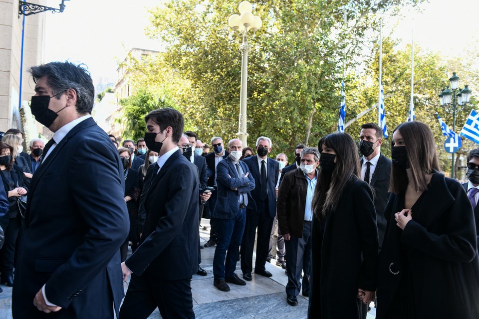 Η οικογένεια της Φώφης Γεννηματά προσερχόμενη στον Μητροπολιτικό Ναό