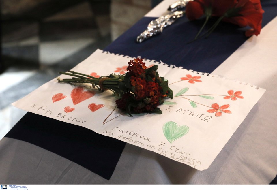 H ζωγραφιά ενός μικρού κοριτσιού με τη συγκινητική αφιέρωση: «Σ΄αγαπώ. Μη φοβάσαι θα είναι κοντά οι άγγελοι»