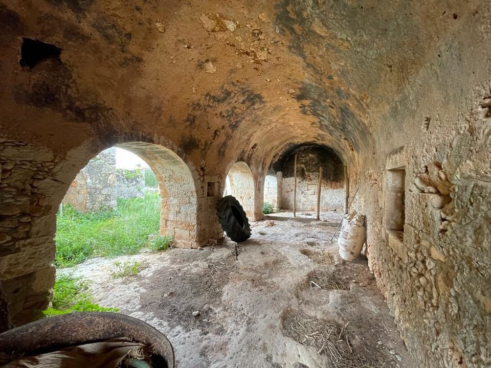 Ερείπια και χαλάσματα επιτείνουν την αίσθηση μυστηρίου της σειράς