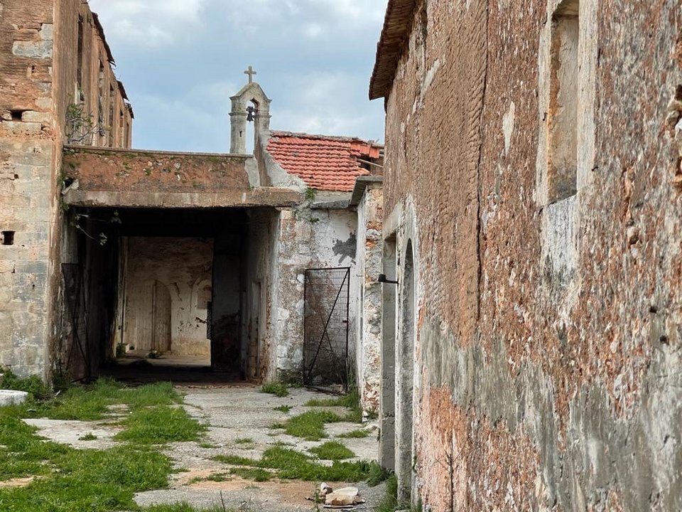 Το χωριό προϊδεάζει για το μεταφυσικό στοιχείο της σειράς «Κομάντα και Δράκοι»