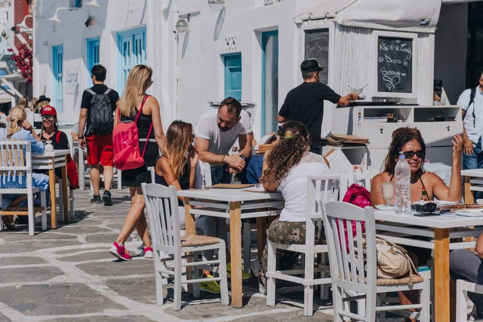 κόσμος σε ταβέρνα στη Μύκονο