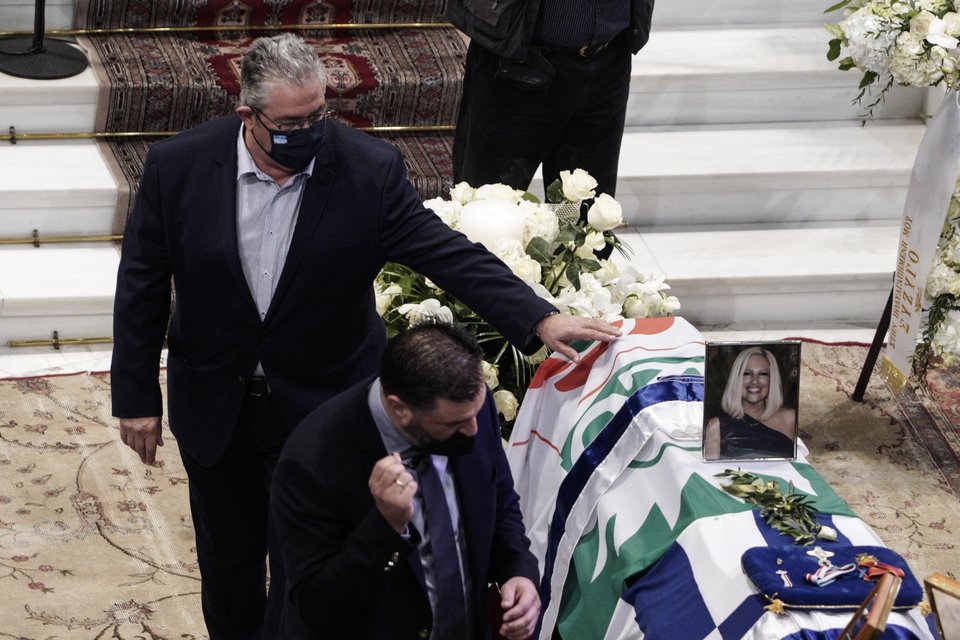 Ο Δημήτρης Κουτσούμπας ακουμπά το φέτετρο με τη σορό της Φώφης Γεννηματά