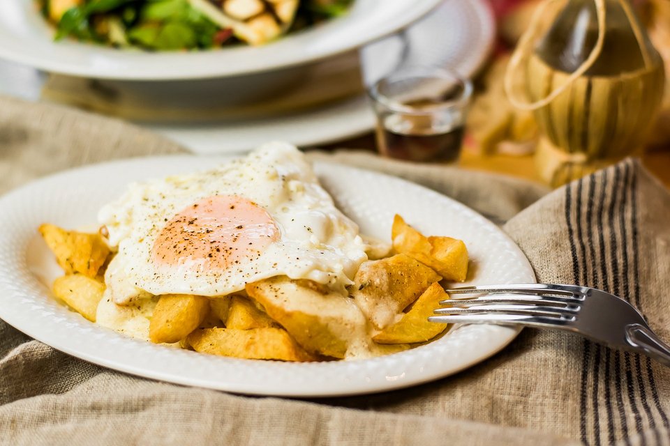Αυγά με στάκα και τηγανητό αβγό