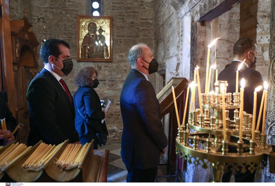 Ο υπουργός Υγείας Θάνος Πλεύρης και ο κυβερνητικός εκπρόσωπος Γιάννης Οικονόμου