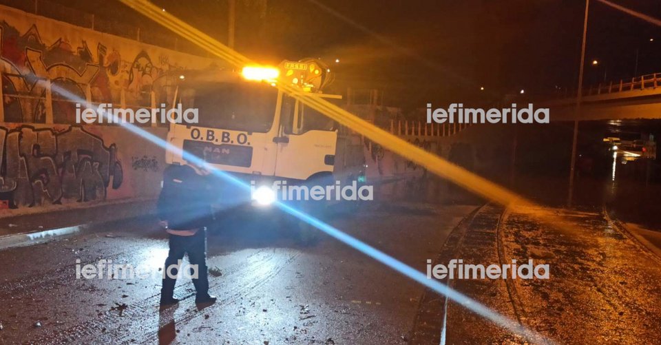 Η επιχείρηση απομάκρυνσης του λεωφορείου του ΟΑΣΑ από την παλιά Παραλιακή