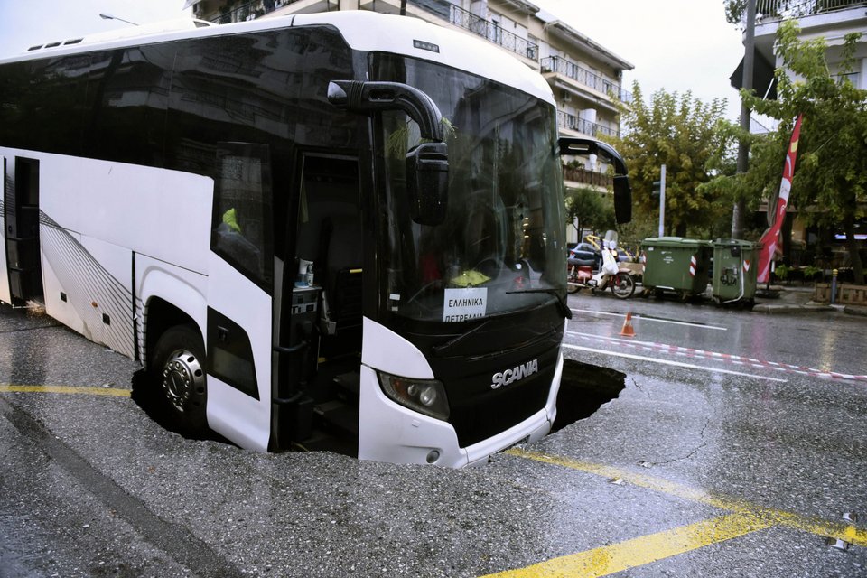 Το λεωφορείο που έπεσε σε τρύπα στην Καλαμαριά Θεσσαλονίκης