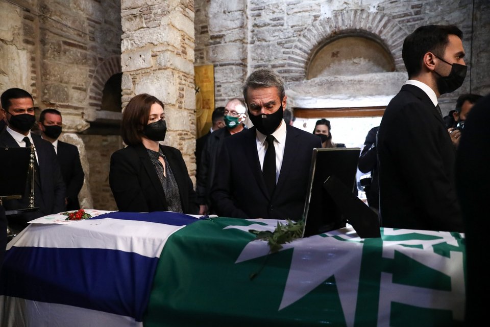 Ο Ανδρέας Λοβέρδος μπροστά στο φέρετρο της Φώφης Γεννηματα