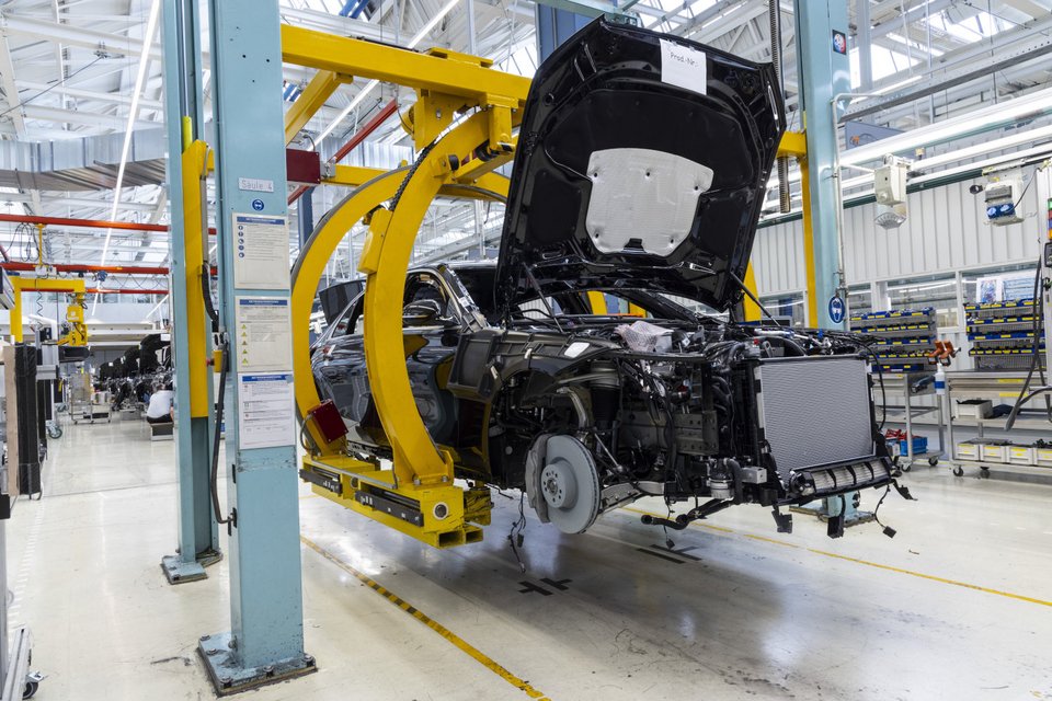 Η θωρακισμένη Mercedes S680 στη γραμμή παραγωγής