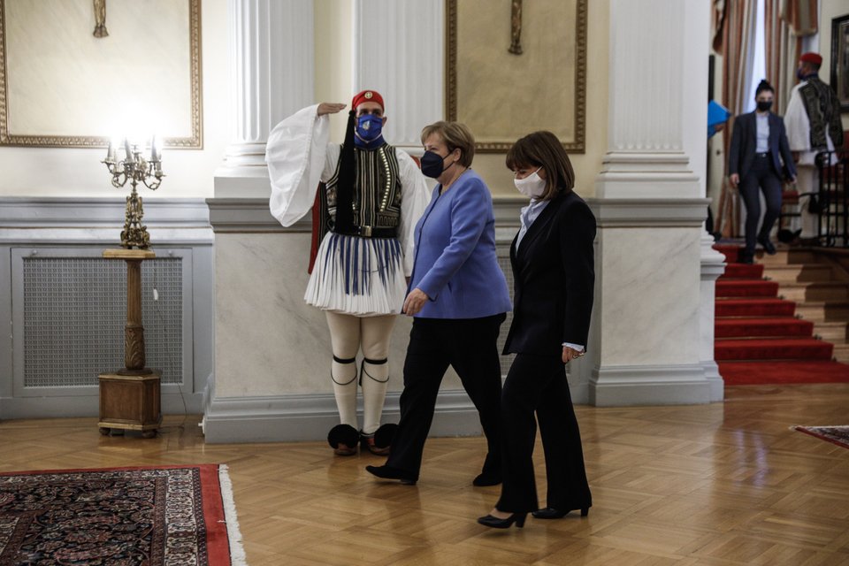 Η Ανγκελα Μέρκελ γίνεται δεκτή από την Αικατερίνη Σακελλαροπούλου στο Προεδρικό Μέγαρο