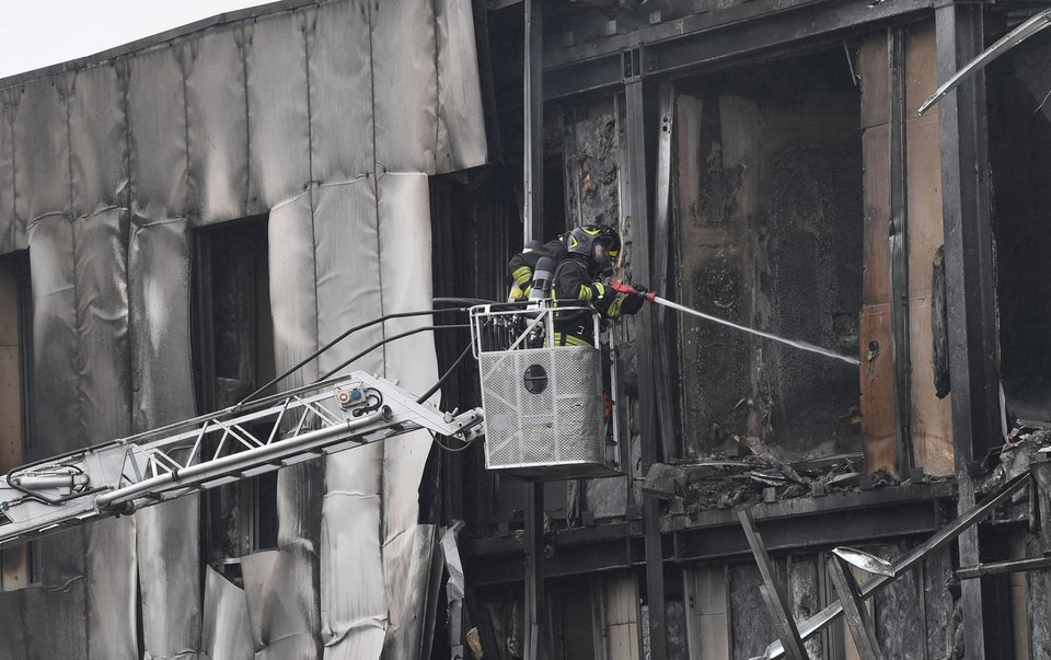 Πυροσβέστες επιχειρούν να σβήσουν τη φωτιά που ξέσπασε μετά τη συντριβή του αεροπλάνου
