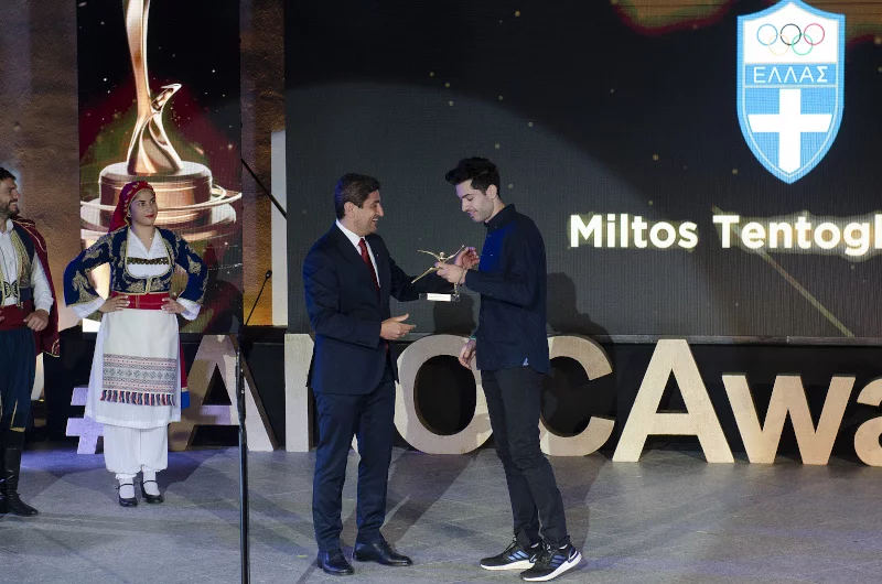 Ο Μίλτος Τεντόγλου παραλαμβάνει το βραβείο του από τον Λευτέρη Αυγενάκη