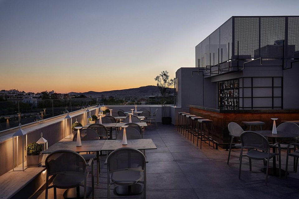 Το εστιατόριο στο roof garden του νέου ξενοδοχείου Mira Me Athens στην Ερμού.