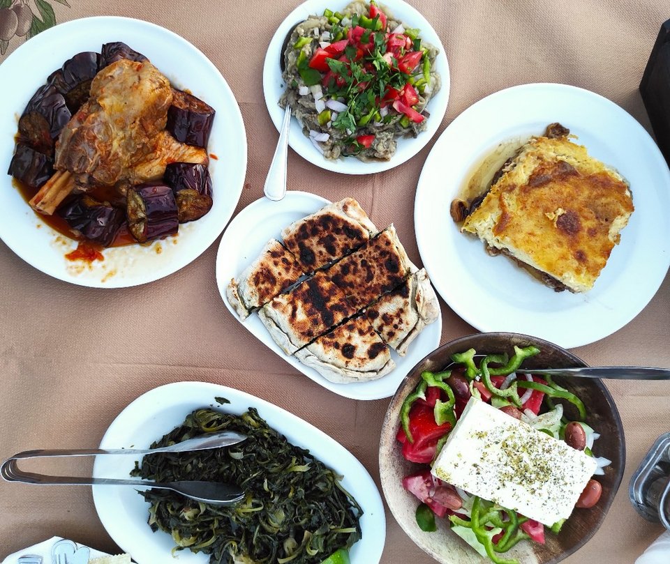 Πιάτα με μελιτζάνα, σαλάτες και το πιτάρι.