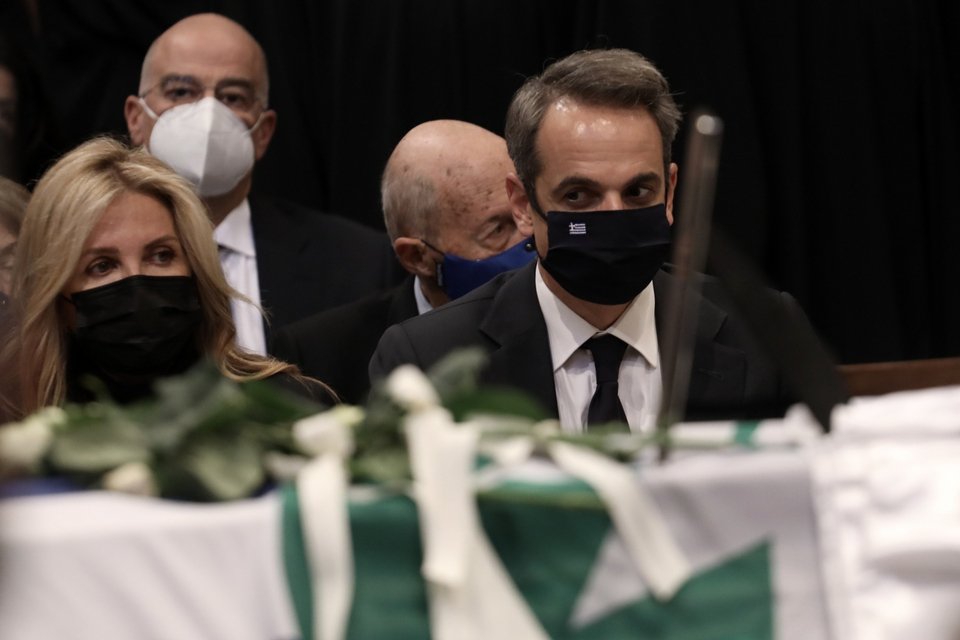 Κυριάκος και Μαρέβα Μητσοτάκη μπροστά από το φέρετρο της Φώφης Γεννηματά στη Μητρόπολη