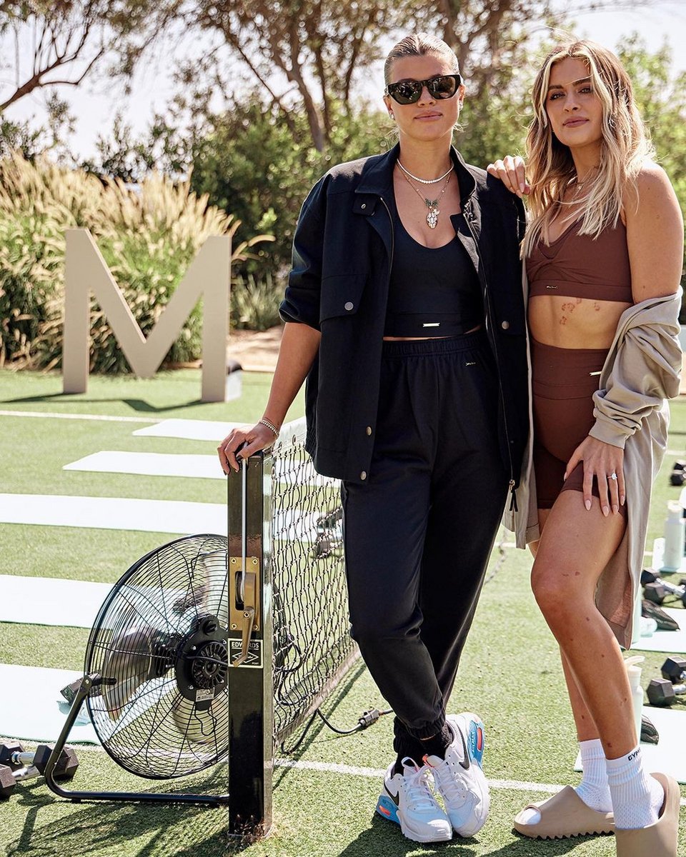 Διάσημοι influencers προωθούν στα social media τα αθλητικά της Gymshark