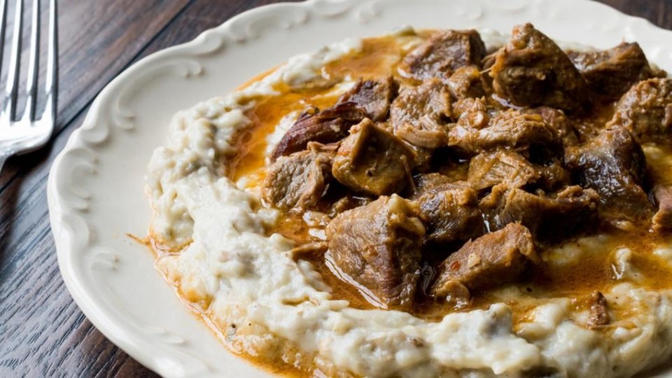 Μοσχαράκι κοκκινιστό με πουρέ μελιτζάνας