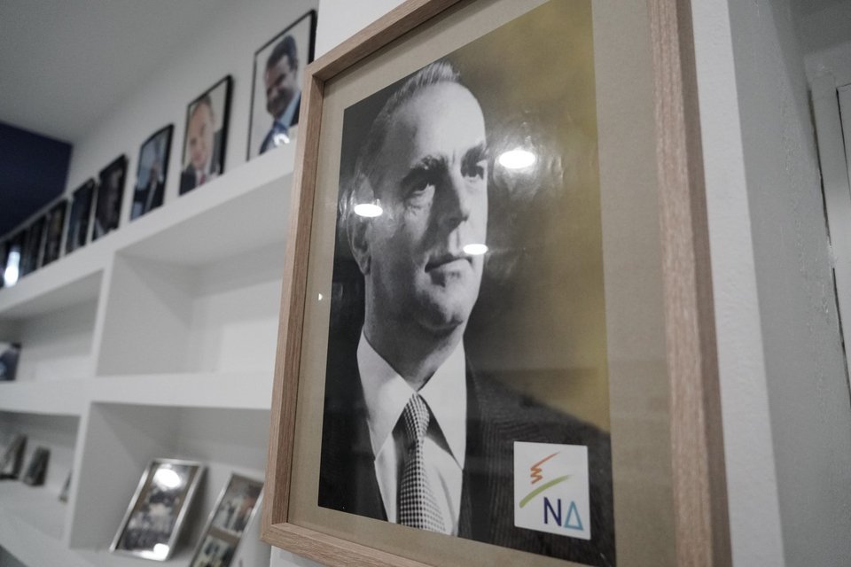 Το πορτρέτο του ιδρυτή της ΝΔ Κωνσταντίνου Καραμανλή / Φωτογραφία: Menelaos Myrillas / SOOC
