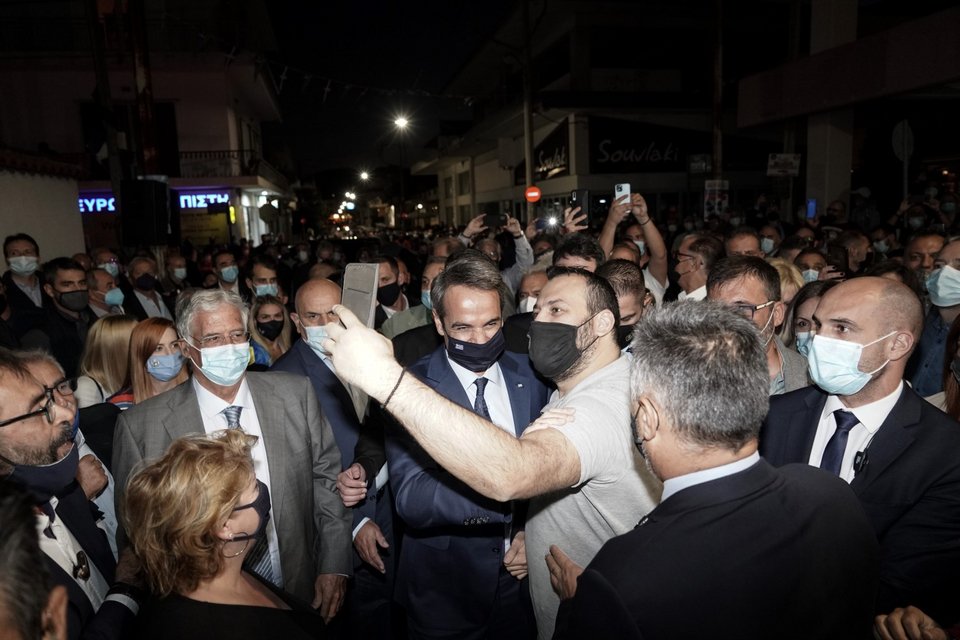 Στελέχη της ΝΔ βγάζουν σέλφι με τον πρωθυπουργό / Φωτογραφία: Menelaos Myrillas / SOOC