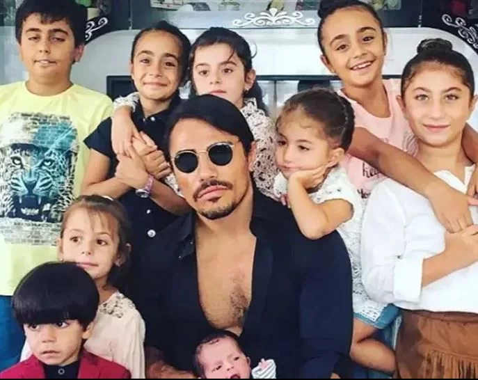 Ο Νουσρέτ με τα εννέα παιδιά που ονόμασε οικογένεια