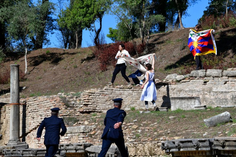 Με ένα πανό και τη σημαία του Θιβέτ διαμαρτυρήθηκαν τα τρία άτομα