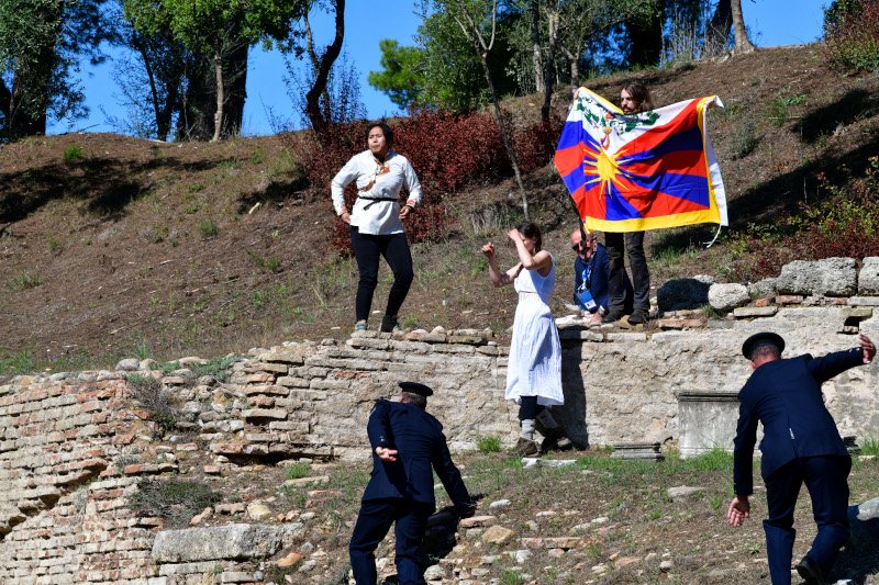 Οι τρεις διαδηλωτές λίγο πριν συλληφθούν από τους αστυνομικούς