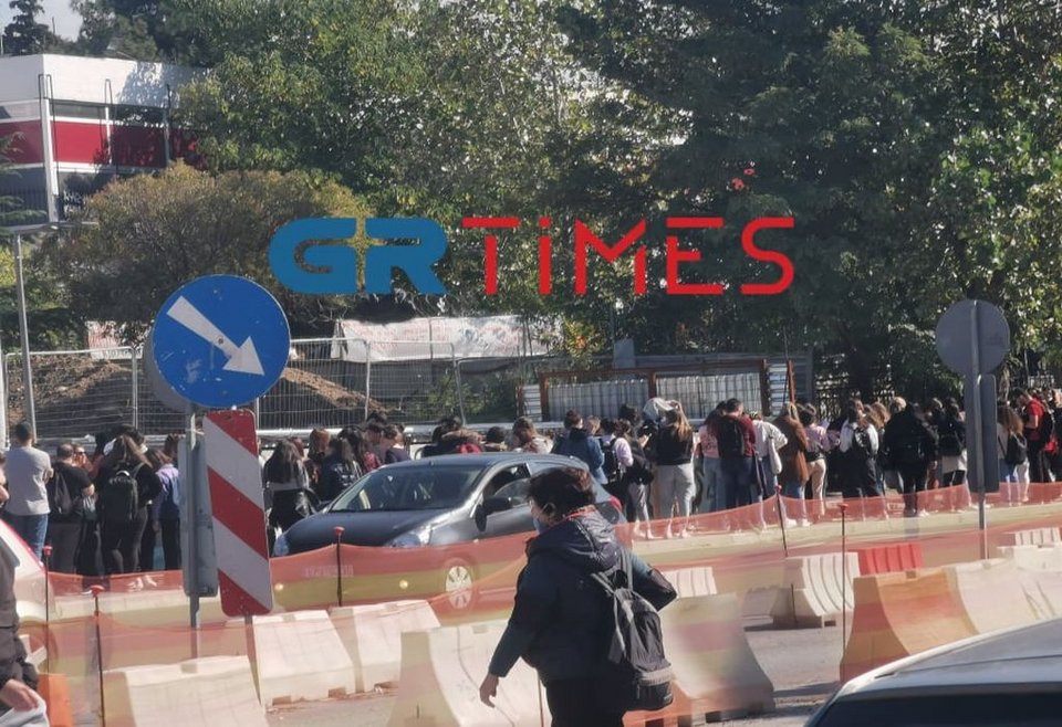 φοιτητές έξω από φοιτητική λέσχη ΑΠΘ