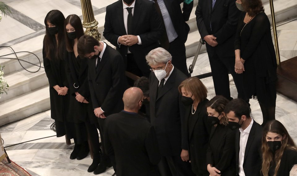 Tα τρία παιδιά της Φώφης Γεννηματά, καθισμένος δίπλα τους ο σύζυγός της, Ανδρέας Τσούνης, και δίπλα του η Μαίρη Γεννηματά με τον σύζυγό της και τα παιδιά της