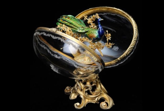 To αβγό κρύβει μέσα ένα επισμαλτωμένο χρυσό παγώνι με μηχανισμό