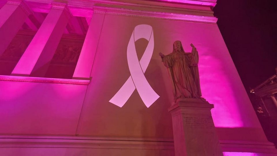 Η ροζ κορδέλα στο κτίριο του Πανεπιστημίου Αθηνών