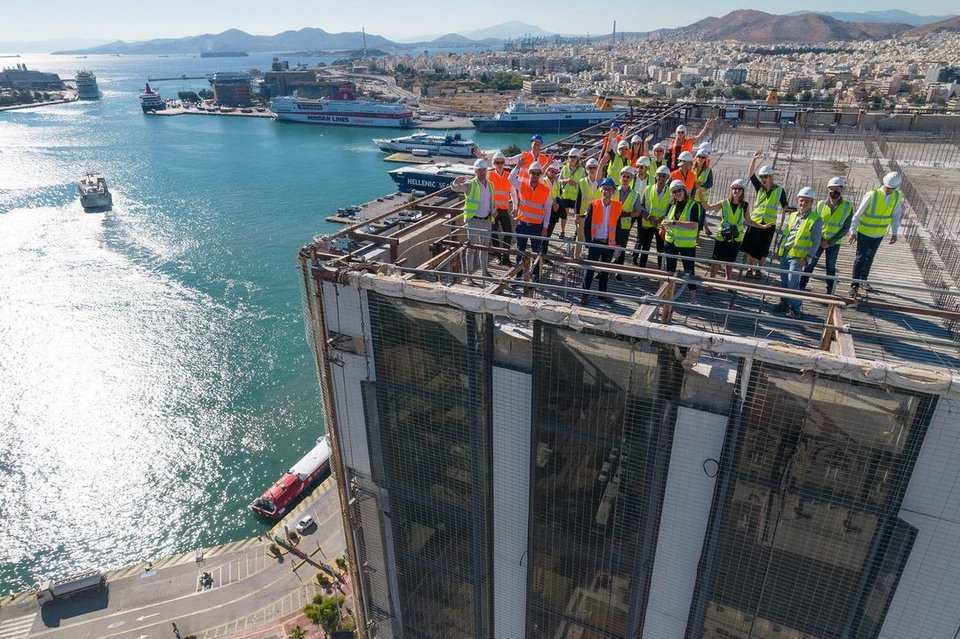 O Πύργος του Πειραιά συγκεντρώνει διεθνές ενδιαφέρον, οι εργασίες προχωρούν και μόλις πριν λίγες εβδομάδες η παλιά όψη αποξυλώθηκε.
