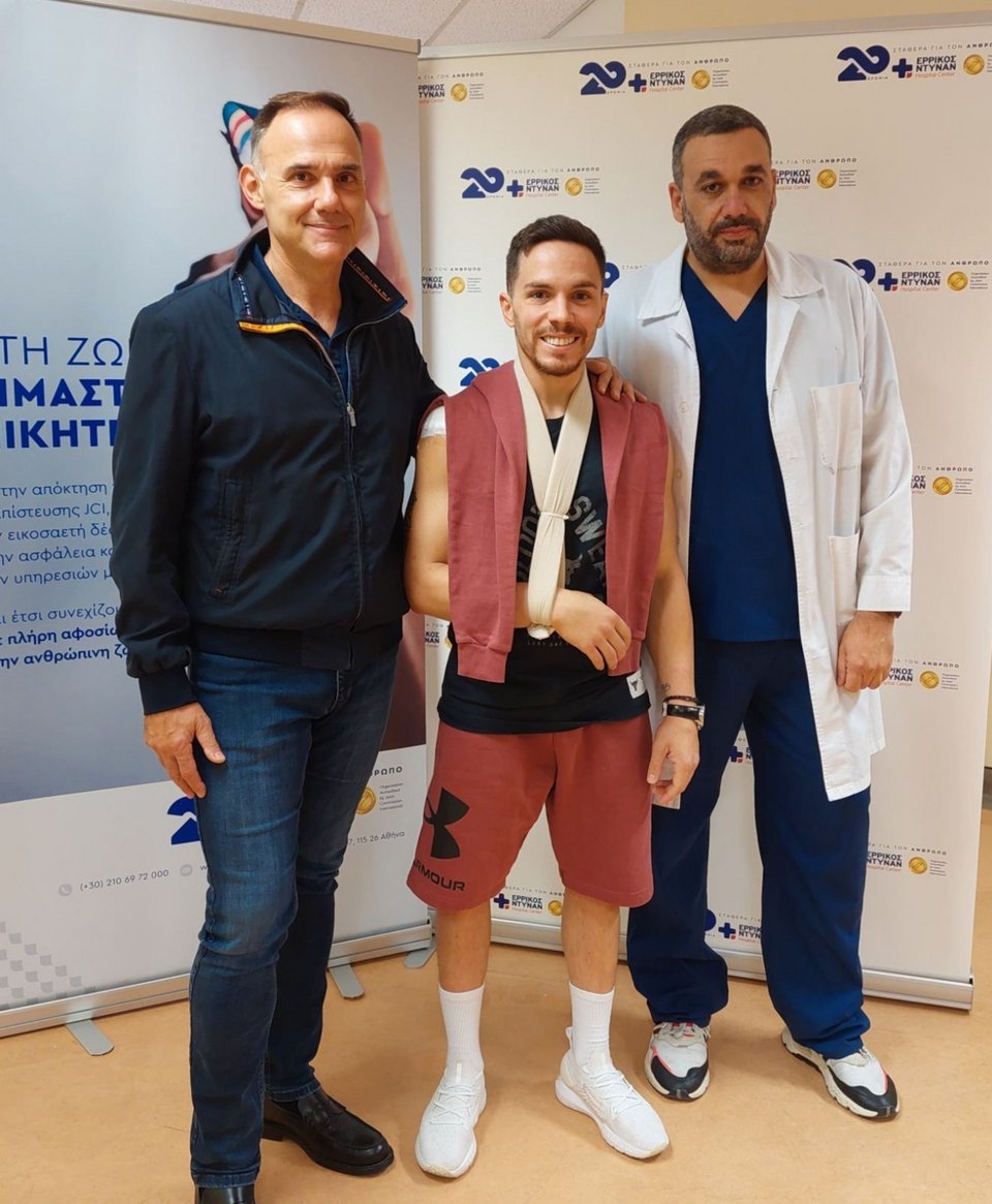 Ο Ολυμπιονίκης Λευτέρης Πετρούνιας κατά το εξιτήριο από το Ερρίκος Ντυνάν, με τον διευθυντή της Στ΄ Ορθοπεδικής κλινικής, Οδυσσέα Παξινό (αριστερά στη φωτό) και τον συνεργάτη του, ορθοπεδικό Παναγιώτη Γρηγορόπουλο.