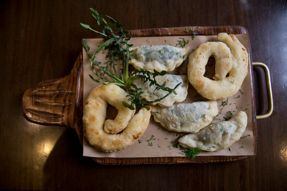 Πίτες και πιτάκια με ανθότυρο και χόρτα