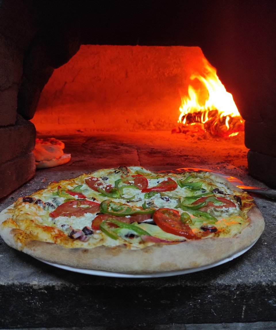 Η τσακ΄βωνικη πίτσα μόλις βγήκε από τον ξυλόφουρνο