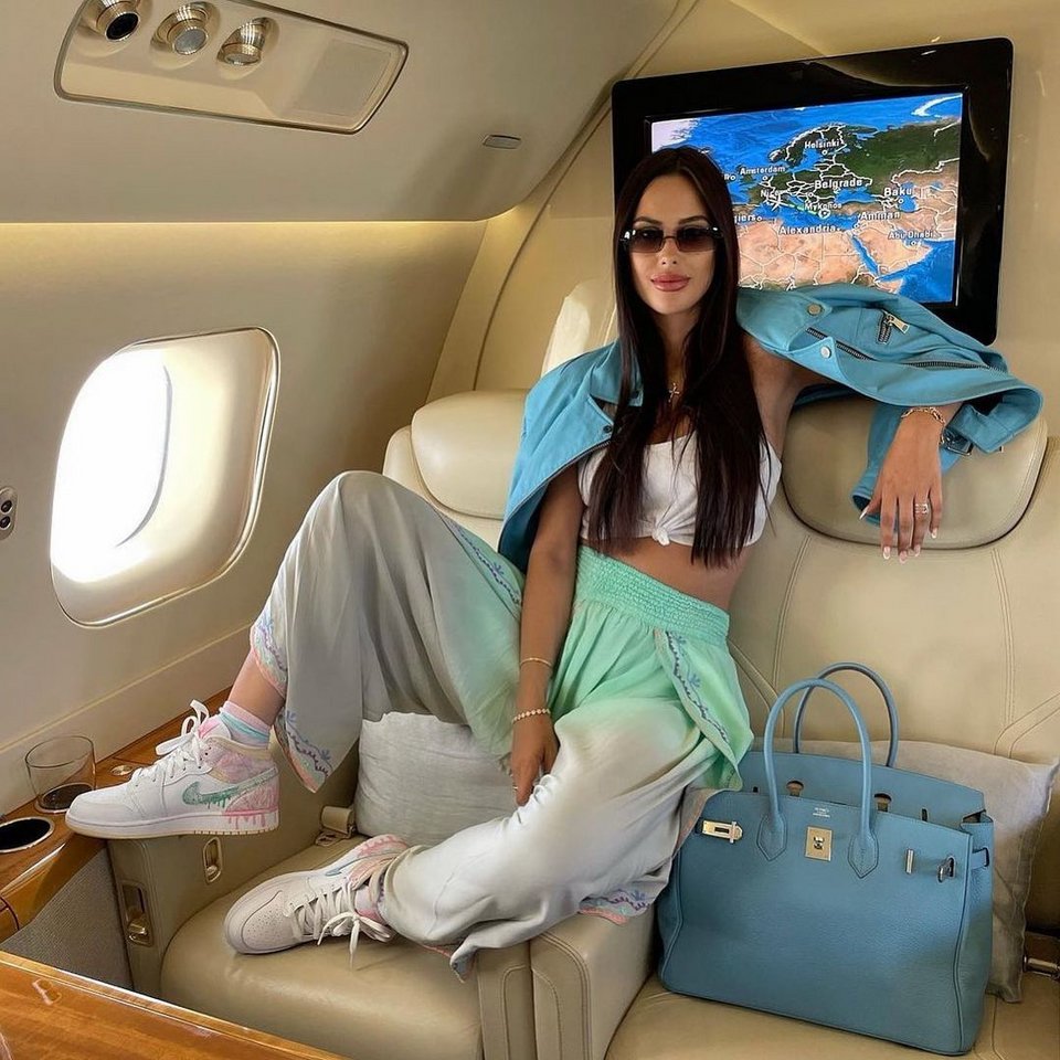 Το μοντέλο maria_chfz μέσα σε ένα τζετ καθώς ταξιδεύει με στυλ στην Ευρώπη, με τσάντα Hermes Birkin καθώς ταξιδεύει στην Ίμπιζα και τη Μαδρίτη / Φωτογραφία: richkidslondon / Instagram