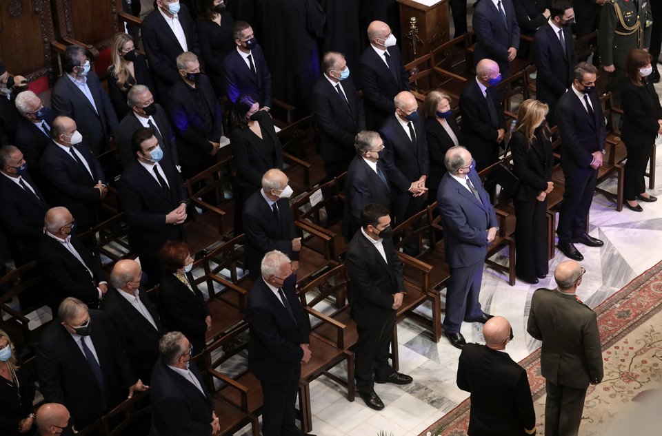 Από αριστερά ο Ευάγγελος Βενιζέλος, ο Νίκος Βούτσης, μπροστά του ο γγ του ΚΚΕ Δημήτρης Κουτσούμπας, ο Παναγιώτης Πικραμμένος, ο Κώστας Τασούλας, η Μαρέβα με τον Κυριάκο Μητσοτάκη. Από πίσω τους ο Γιώργος Παπανδρέου, ο Νίκος Δένδιας, ο Τάκης Θεοδωρικάκος, ο Απόστολος Κακλαμάνης, ο Κυριάκος Πιερακάκης, ο Νικήτας Κακλαμάνης, ο Δημήτρης Αβραμόπουλος, ο δήμαρχος Πειραιά Γιάννης Μώραλης, ο δήμαρχος Αθηνών Κώστας Μπακογιάννης.