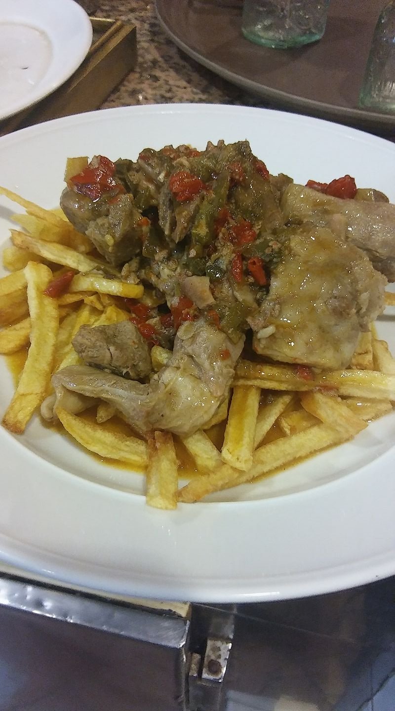 Αρνάκι τσιγαριστό με τηγανιτές πατάτες