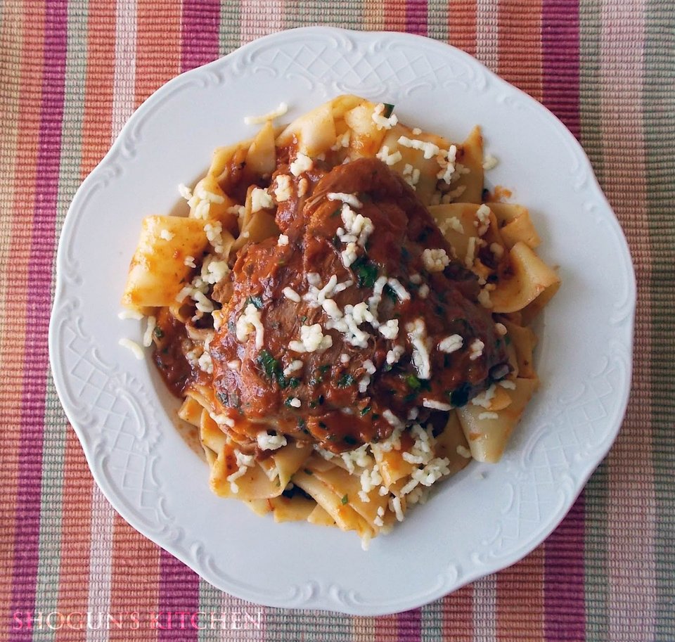 Κόκκορας κοκκινιστός με παπαρδέλες